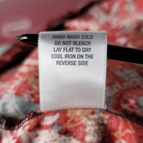 Dressbarn Red Print Ruched Front‎ Top - Picture 10 of 10